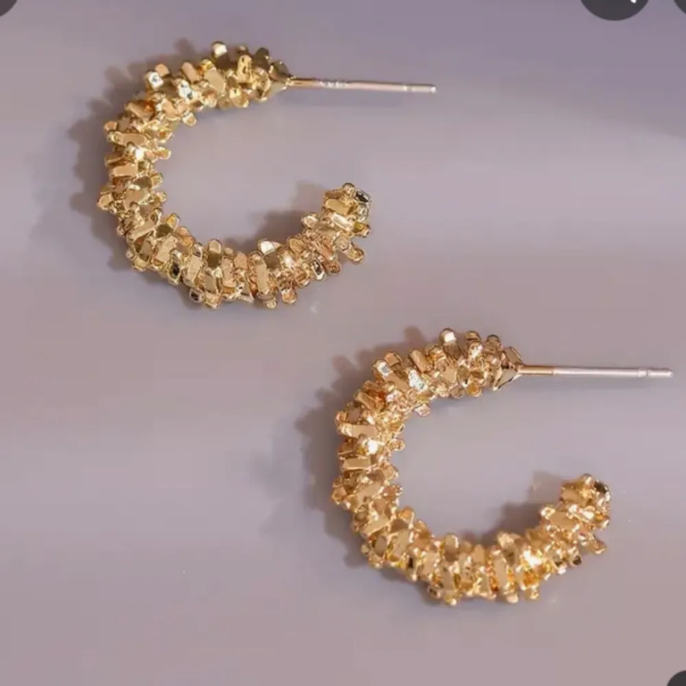Hej,Säljer ett par jätte fina nya guld örhängen.Om ni har frågor eller funderingar kom privat.💕. Accessoarer.