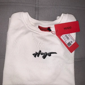 Hugo tröja dam  - Säljer helt ny Hugo tröja för 500kr 