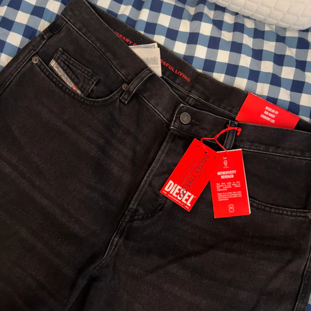 Nya med prilappen kvar.  Nypris: 1.599kr Diesel jeans  storlek W36 / L34    Mvh Markus. Jeans & Byxor.