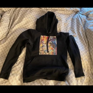Hoodie - Hoodie från the cool elephant. Lite uppsliten i högra ärmen an absolut ingen märkbart. Nypris 599 men med tanke på ärmen säljer jag den för 299 men priset går att diskutera:)