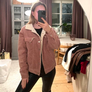 Jacka från bikbok (Elska Hosk) - Storlek S. Bra skick förutom att en liten bit av innertyget har gått sönder. Skickar gärna fler bilder vid intresse!