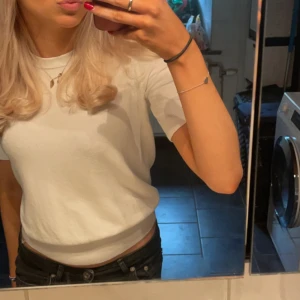 Topp - Jag säljer min vita zara topp/tröja då den är lite för liten! Den är super snygg och passar till allt!