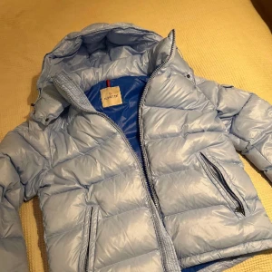 Moncler maya - En väldigt fin moncler maya. Inga skador eller repor. Endast använd 1 vinter och säljer för att köpa en vårjacka. Storlek 3 och sitter som M/L! Hör av er vid frågor