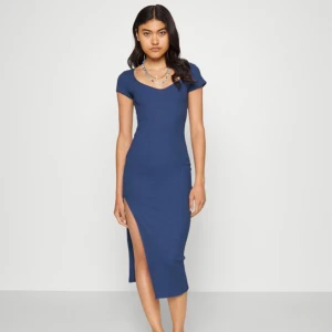 Klänning  - Säljer min blåa tajta klänning från Even&Odd, slutsåld hos Zalando!! Den har djup U-ringning och hög slits på benet vilket gör den supersnygg❤️Endast använd 1 gång så skicket är riktigt fint. Köpt för 309kr säljer för 30kr, pris kan diskuteras!