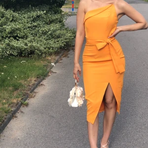 Fest klänning  - En otroligt fin festklänning! Köpt för 800kr och endast använd en gång. Säljer den eftersom den inte längre passar.