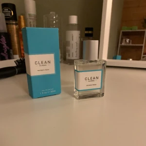 Clean parfym, shower fresh - Fick i julklapp men är inte riktigt min doft❤️ luktar super fräsch, verkligen som att man nyss kommit ut från duschen. Nypris ligger runt 450kr så jag säljer för 250❤️ den heter shower fresh