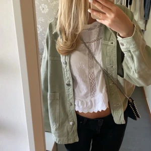 Jeansjacka  - Säljer denna snygga gröna jeansjackan💕