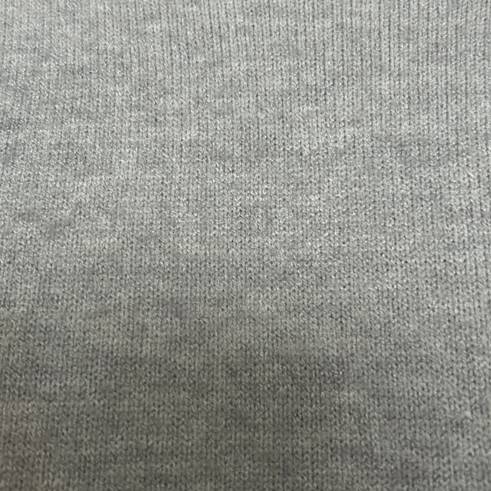 Jättefin stickad tröja från Vila✅Inga defekter och inte nopprig✅Använd fåtal gånger💞Har även en i beige som jag vill bli av med så skriv för intresse. Tröjor & Koftor.