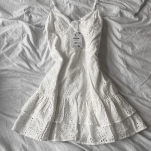 Sommar klänning  - Vit sommar klänning med smala band. Aldrig använd, lappen sitter kvar. Jätte vackert tyg❣️