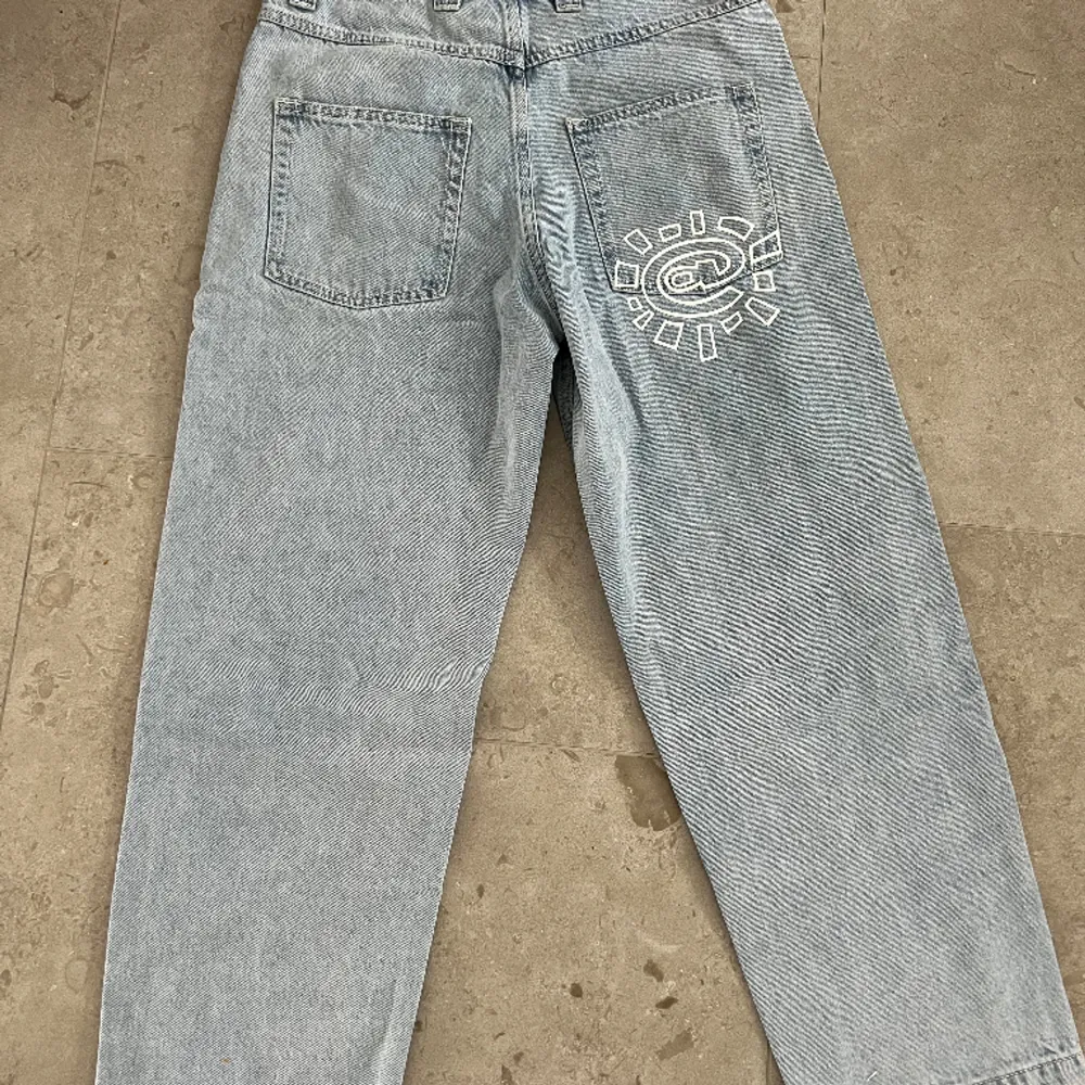 Säljer ett par adwysd jeans. Helt nya och säljer för att dem var för små. Pris 500kr. Köparen står för frakten och pris kan diskuteras vid snabbt köp.. Jeans & Byxor.