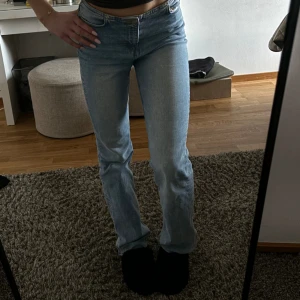 ljusblåa jeans  - as snygga ljusblåa jeans🩵🩷 säljer pågrund av att jag knappt använder 🩷
