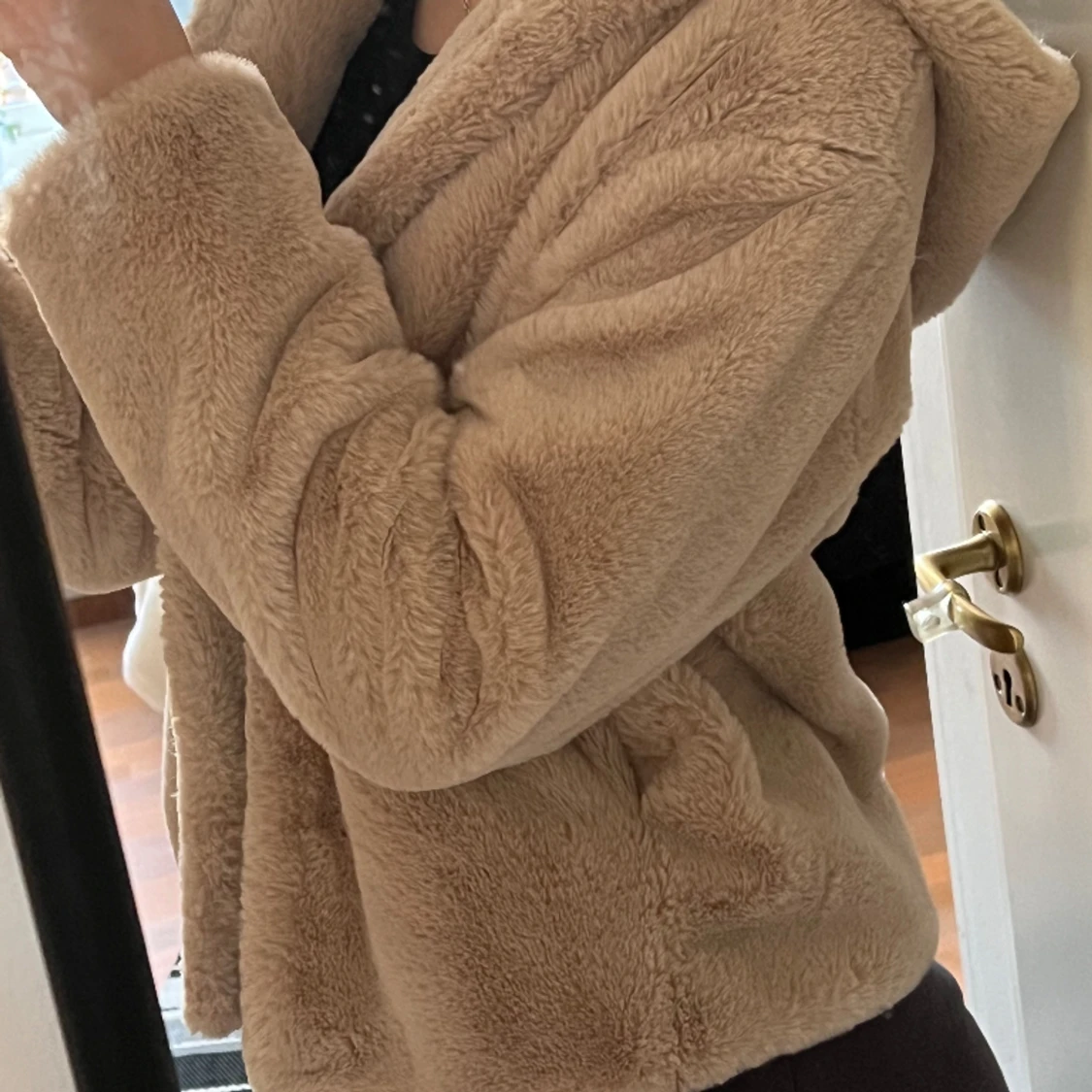 Mjuk beige pälsjacka 