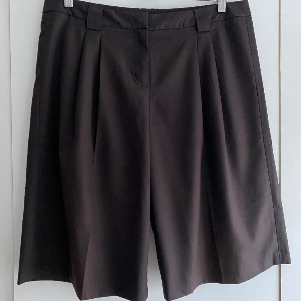 Storlek: 42 Material: 65% polyester, 35% Viskos Skick: Inga anmärkningar . Shorts.