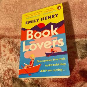 Book Lovers av Emily Henry. Säljer boken pga rensning i bokhyllan. Boken är i bra skick. Har bara vikning vid sidan av boken, annars är framsidan, baksidan och insidan helt i bra skick. Frakt ingår och betalning via swish 🫶 