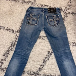 Miss me jeans(straight) - Jätte bra skick, storlek W24 Använda några gånger. Köpta för 1150kr och säljer eftersom de inte kommer till någon användning. Fler bilder och för mer information meddela mig💕 Använd gärna köp nu för snabbare leverans💖 pris kan diskuteras.
