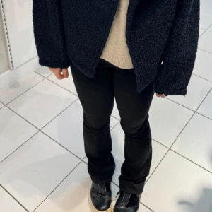 Lågmidjade utsvängda Jeans - Säljer dessa super snygga lågmidjade utsvängda svarta jeans från only som är helt slutsålda!! Helt i ny skick, använt bara 4 gånger💕💕