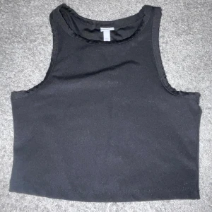 Sportigt linne - Linne i sport material super skön och flyttar sig inte när man har på sig den! Köparen står för frakten🤩 jag står ej för postens slarv!🫶🏼