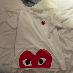 Cdg t-shirt - Helt ny o aldrig använd. Comme des Garcenos PLAY t shirt. Nypris runt 1000. Perfekt till sommaren/våren. Storlek S. Skriv flr fler bilder eller vid funderingar:)