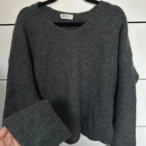 Tröja  - Mjuk stickad tröja. Storlek 170 men passar mig som har storlek XS/S