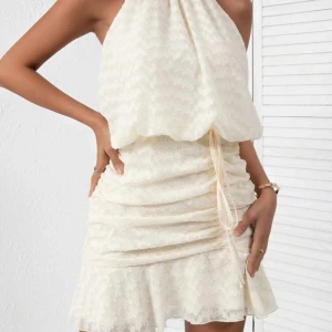 Student klänning - Jättefin klänning köptes I somras inte hel vit har lite beiga toner tyvärr passar inte mig perfekt som studentklänning och en sommarklänning❤️