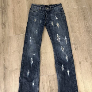 Jeans med revor  - Ett par mörka jeans från blend. 
