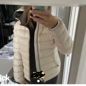 Beige/vit colmarjacka - Beige/vit colmarjacka🤍 säljer för den kommer inte till användning🥰