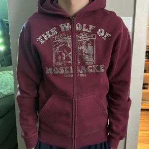 One of One zip - En fin One of One tröja som är i använt skick. Säljs då jag ej använder längre. För mer information är de bara att höra av dig. Tryck gärna på köp nu för en smidig affär.  Köparen står för frakten. 