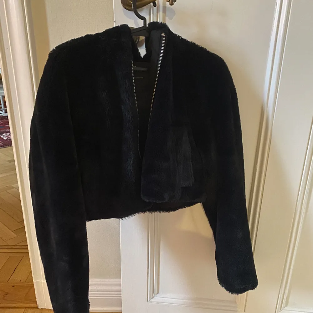 Supersnygg (fake)pälsjacka med luva från Urban Outfitters. Helt oanvänd och väldigt mjuk!🤍. Jackor.