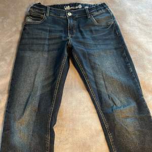 Ett par riktigt snygga Jeans men en go tvätt, skick 9/10 storleken på jeansen är 170 men passar om man skulle vara lite längre. 