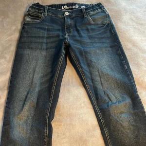 Jeans  - Ett par riktigt snygga Jeans men en go tvätt, skick 9/10 storleken på jeansen är 170 men passar om man skulle vara lite längre. 