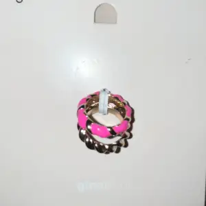 2 ringar i rosa/guld och guldfärg från Gina Tricot. Oanvända och kommer i förpackning. Storlek S