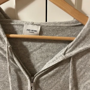Kashmir zip hoodie  - Säljer denna riktigt snygga 100% kashmir zip hoodie från John henric. Riktigt bra skick, aldrig använd, 10/10. Den är storlek S och modellen är 180. Nypriset ligger på runt 2200. Skriv om ni har några frågor!