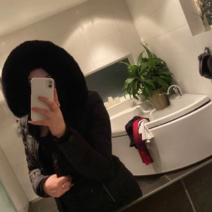 Navahoo vinterjacka - Säljer denna fina vinterjacka, väldigt fint skick, säljer den då den e för liten för mig då jag har storlek M, svart pälsluva, jackar är med dragkedja o knappar, varm och har päls inuti sig❤️ är i storlek S men skulle nog passa XS ❤️snabbaffär 350 kr