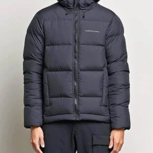Peak performance Rivel jacket stl M - Svart vinterjacka i dun, inköpt strax innan jul och obetydligt använd. Nypris 3999:- Kvitto medföljer. 