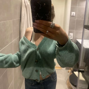 Kofta  - Säljer denna fina gröna kofta då den tyvärr inte kommer till användning så ofta. Strl är 170 men skulle säga att den passar XS-M. Koftan är i ett mycket bra skick. Skiv om du undrar något :) 