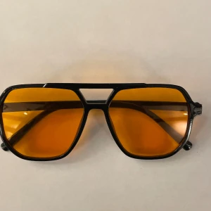 Solglasögon - Riktigt soft solglasögon inför våren och sommaren. Glasögon finns i flera olika färger på linserna så kolla vilken färg som passar just dig🍾