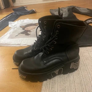 Newrock - New rock dupe. Märket är ett ganska dyrt å bra märke dock, köptes second hand utomlands. Storlek 39/40. Jättebra skick.