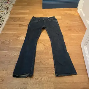 Lågmidjade och utsvängda jeans från märket Esprit!  Midjemått= 38 cm (tvärsöver) Innerbenslängd= 76 cm