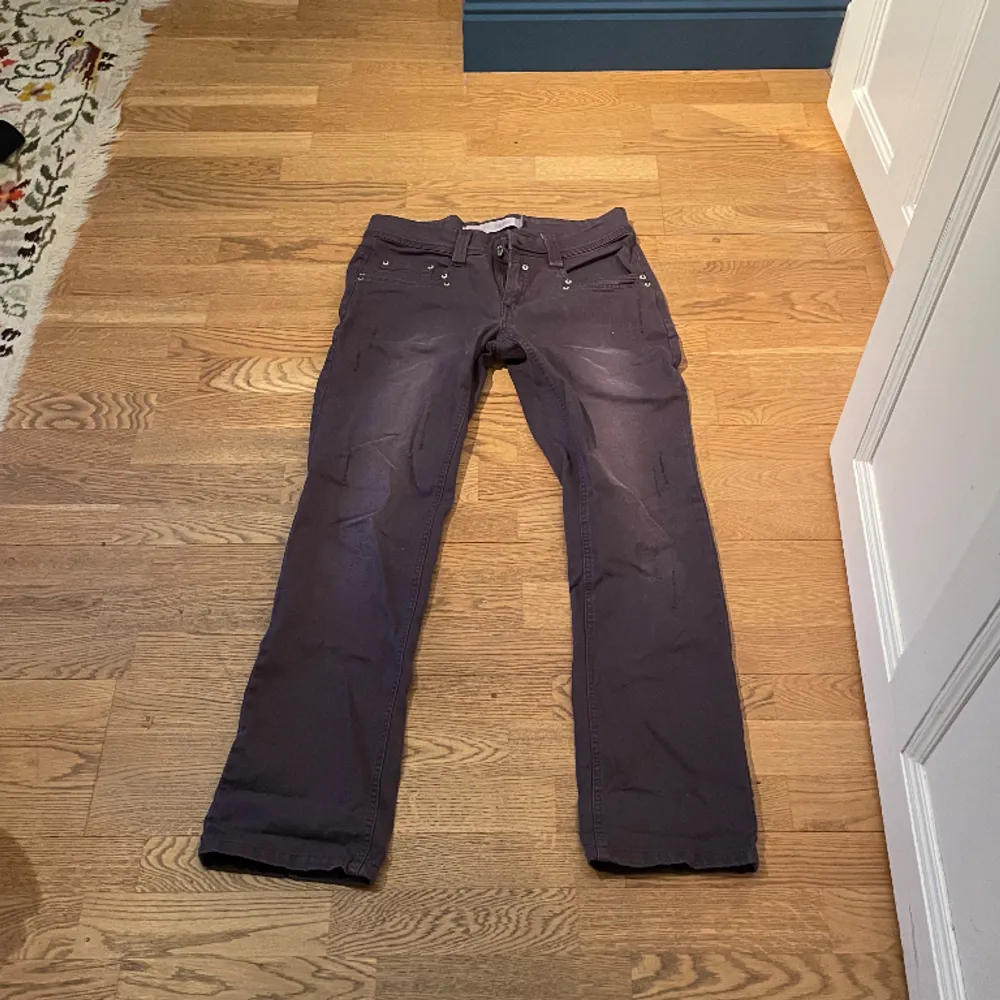 Lågmidjade utsvängda jeans i lila färg💜  Midjemått= 41 cm Innerbenslängd= 79 cm . Jeans & Byxor.