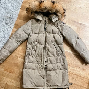 Parajumpers Longbear Beige - Parajumpers Longbear modell i färgen ”Cappuccino”.  Jackan är använd ett fåtal gånger och därför i väldigt fint skick. Inga skador, fläckar eller annat att anmärka på.  Kommer från ett djur och rökfritt hem.  Storlek Large men passar även en som har 