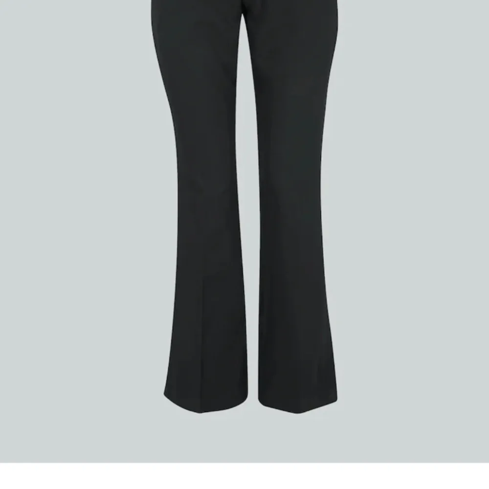 Hej jag säljer dem här super fina low waist kostymbyxorna, helt nya (pris lapp kvar)🫶🏻⭐️🙌🏻 Nytr pris 499 mitt pris 100.. Jeans & Byxor.