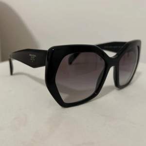 Svarta eleganta Prada solglasögon säljs!  Använda ett fåtal ggr och är utan repor och dylikt. Inköpt på Vestiaire hösten 2023. Inget kvitto tyvärr men äkthetsintyg kan ordnas.   