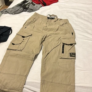 Pull&Bear beige Cargo byxor - Skick 10/10 använda 1 gång Perfekta cargobyxor, många fickor, riktigt bra material