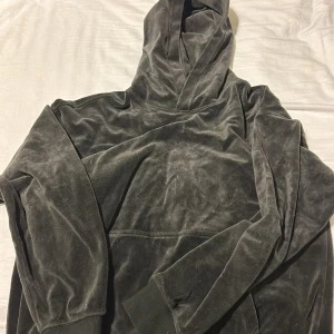 Relaxed fit H&M tracksuit i velour - Skick 9/10 använd några gånger Sitter lite oversized väldigt sköna XS, passar S