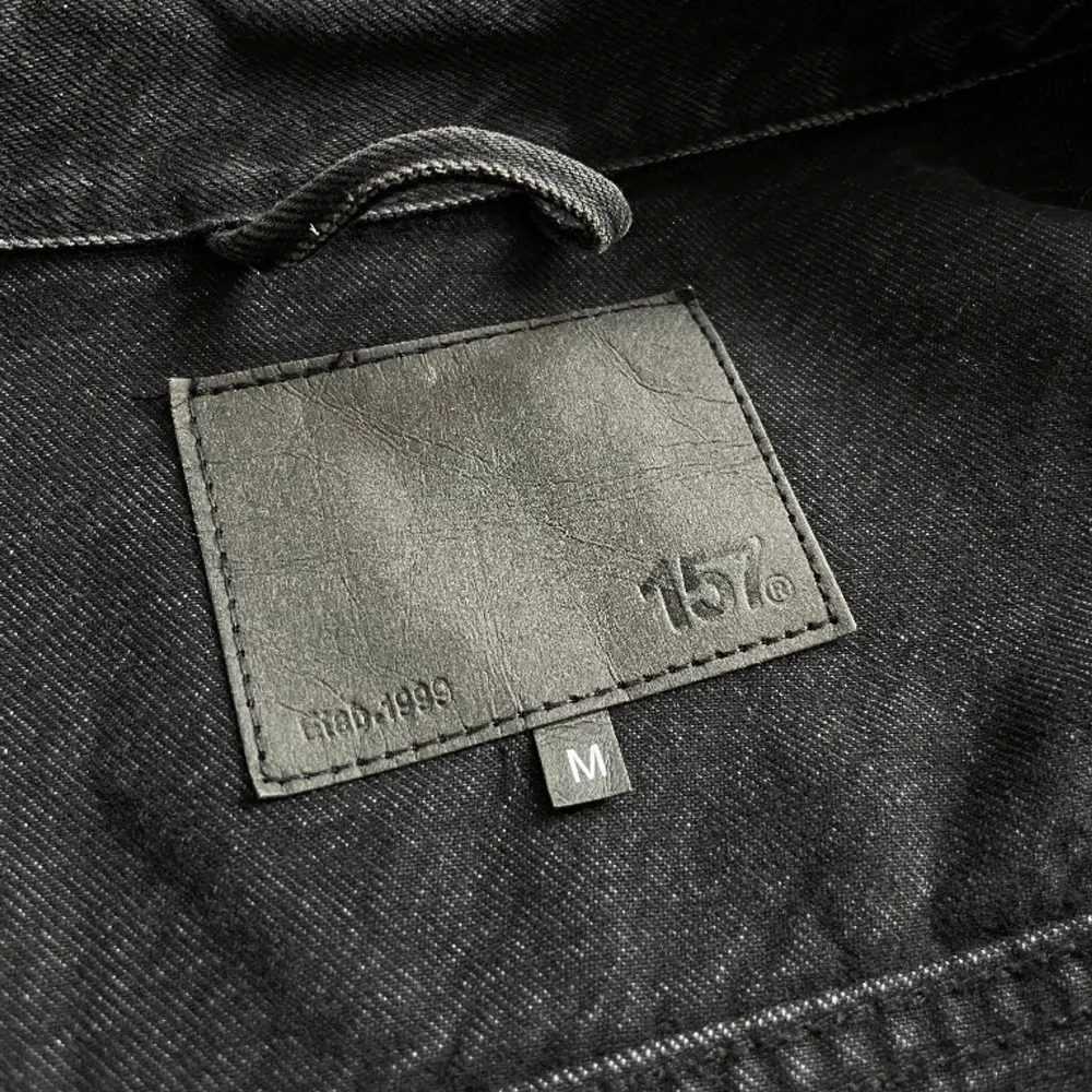 Svart jeansjacka från Lager 157 i storlek M. Använd ett fåtal gånger men fortfarande i riktigt gott skick. . Jackor.