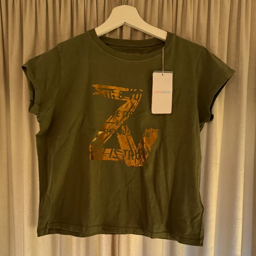 Säljer denna Zadig & Voltaire t-shirt💗 Prislappen är fortfarande på! Stl 16 år men passar mig med stl xs-s💗 Orginal pris 450kr!. T-shirts.