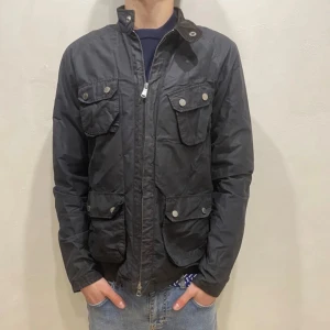 Peak performance jacka - Hej! Säljer nu min jacka från märket Peak Performance storlek M i fint skick. Modellen på bilden är 180cm lång och väger 80kg. Tveka inte på att höra av dig om du har några frågor eller funderingar kring varan!