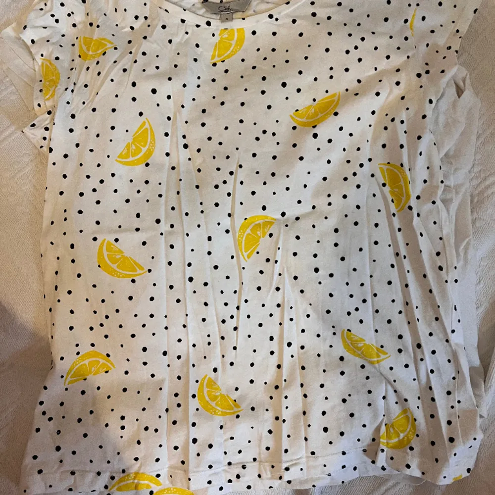 Citroner och prickar all the way! 🍋 100% bomull, väldigt lite använd.   Kan mötas upp i Finspång/Norrköping eller skicka ⭐️. T-shirts.