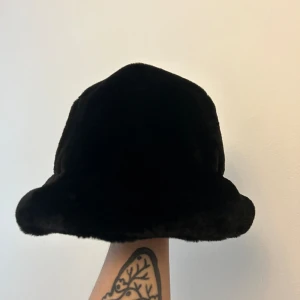 Fluffig svart hatt - Fejk päls. Mycket bra skick. 