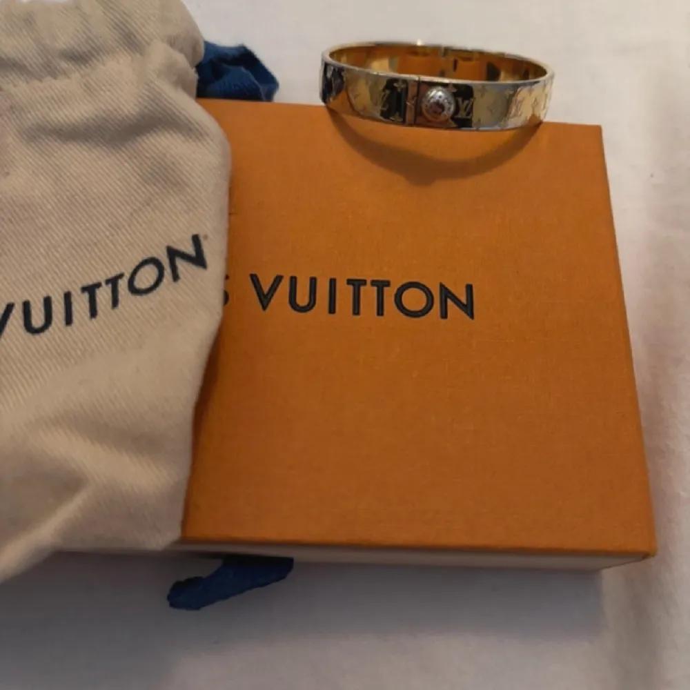 Louis Vuitton nanogram armband cuff. Kartong och dustag fås med. Nypris 6 700kr. . Accessoarer.